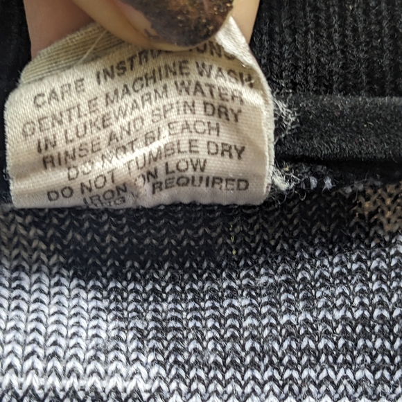 Vintage Australian Checkered Cardigan by Victoria Knitting Mills - Picture 4 of 5